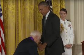 Ամերիկացի հայտնի կոմիկը փորձել է «հանել» Օբամայի տաբատը (տեսանյութ)